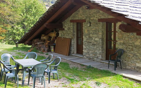 Casot Pra la Funt: Property, Plant, Furniture, Building, Table, Thatching, Window, Wood, Chair, Cottage