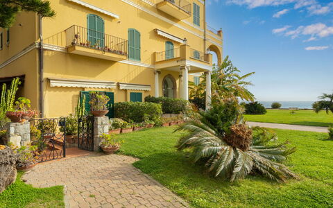 Botti: Plant, Sky, Cloud, Window, Property, Building, Tree, Land Lot, Vegetation, House