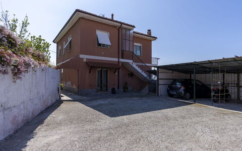 Carleadri: Sky, Property, Window, Building, Road Surface, Asphalt, Real Estate, Facade, Landscape, House