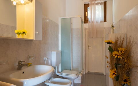 Dalia (Ptb130): Bathroom, Room, Property, Plumbing Fixture, Interior Design, Building, Toilet, Wall, Sink, Floor