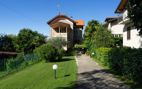 Magda: Property, House, Home, Building, Real Estate, Residential Area, Estate, Sky, Grass, Tree