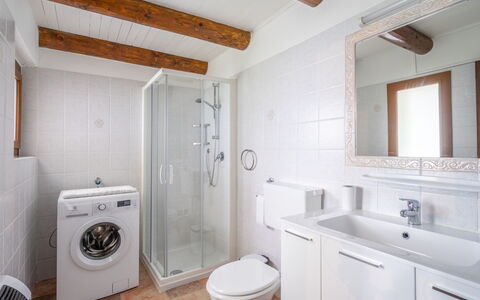 Baita Nini: Mirror, Plumbing Fixture, Bathroom Cabinet, Property, Sink, White, Toilet Seat, Bathroom, Black, Purple