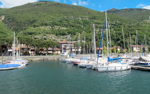 Titti (Gla133): Water, Boat, Sky, Cloud, Mountain, Azure, Watercraft, Coastal And Oceanic Landforms, Lake, Vehicle