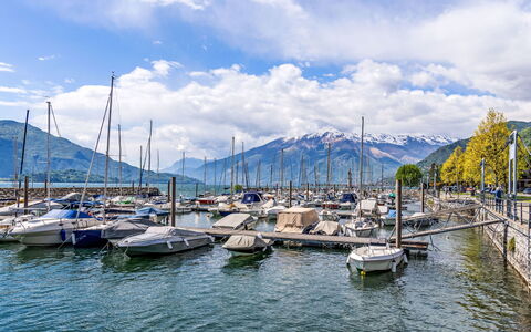 Titti (Gla133): Mountainous Landforms, Water, Mountain, Boat, Hill, Marina, Watercraft, Mountain Range, Coastal And Oceanic Landforms, Channel