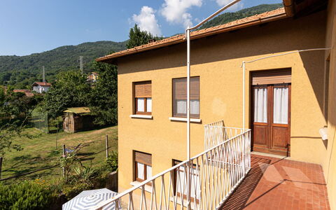Carolina: Property, House, Building, Home, Real Estate, Residential Area, Facade, Cottage, Balcony, Architecture