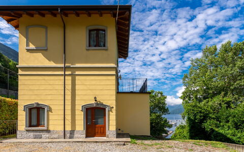 Vince (Dox200): Sky, Mountain, Daytime, Building, Plant, Natural Landscape, House, Vegetation, Highland, Tree