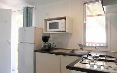 Eden 604.2: Kitchen Sink, Cabinetry, Property, Sink, Window, Kitchen Appliance, Countertop, Tap, Gas Stove, Kitchen