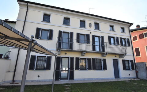 La Corte Bricca (Casa Padronale): Window, Building, Sky, Urban Design, Neighbourhood, Plant, Facade, Roof, Condominium