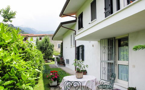 Mandarino: Property, House, Building, Green, Real Estate, Home, Residential Area, Cottage, Architecture, Courtyard
