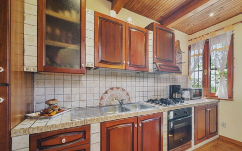 Mare e Monti: Countertop, Cabinetry, Property, Tap, Sink, Furniture, Building, Kitchen, Wood, Kitchen Stove