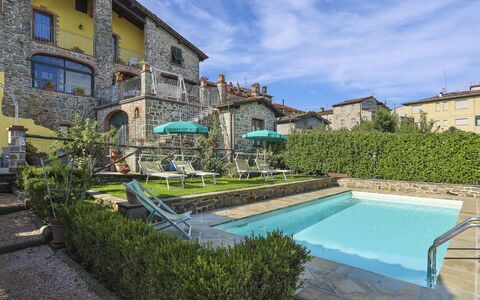 Carla (Blu150): Plant, Cloud, Water, Daytime, Building, Property, Sky, Azure, Window, Swimming Pool