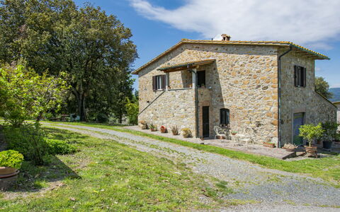 Il Sorbo: Cloud, Sky, Plant, Window, Building, Tree, Natural Landscape, Land Lot, Cottage, Grass