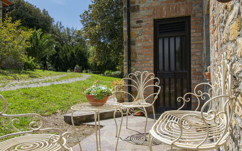 Il Sorbo: Plant, Property, Furniture, Flowerpot, Building, Chair, Window, Tree, Sky, Outdoor Furniture