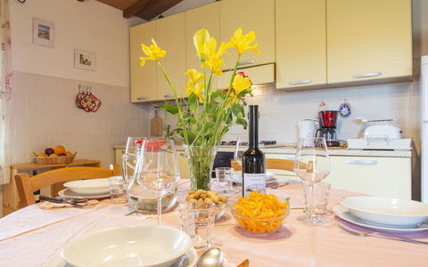Il Sorbo: Tableware, Flower, Table, Property, Furniture, Dishware, Plate, Plant, Drinkware, Interior Design