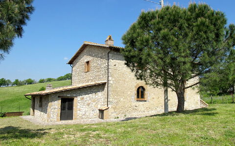 Sociano: Sky, Plant, Tree, Natural Landscape, Cottage, Landscape, Grass, Roof, Grassland, Facade