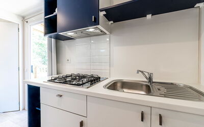 Camping Village Roma Capitol 602.5: Kitchen Sink, Cabinetry, Property, Sink, Building, Product, Tap, Kitchen, Countertop, Kitchen Stove