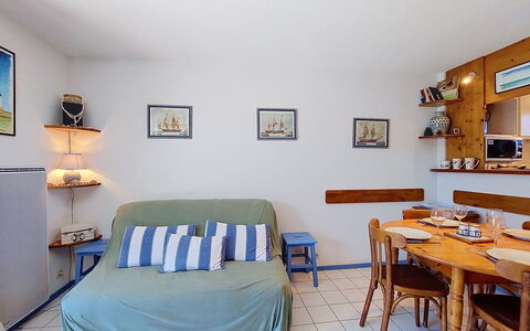 Les Mathes 200: Furniture, Interior Design, Wood, Room, Flooring, Picture Frame, Floor, Apartment, Ceiling, Lighting