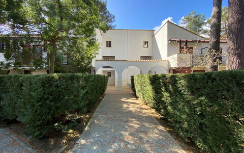 Les Mathes 350: Leaf, Shrub, Garden, Shade, Landscaping, Estate, Hacienda, Backyard, Yard, Driveway