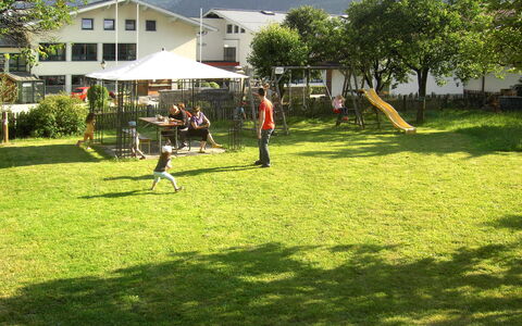 Uttendorf 627: Lawn, Grass, Green, Tree, Leisure, Yard, Grass Family, Backyard, Plant, Land Lot