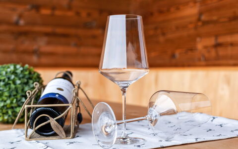 Stumm im Zillertal 647: Stemware, Wine Glass, Champagne Stemware, Glass, Drinkware, Drink, Tableware, Wine, Wine Bottle