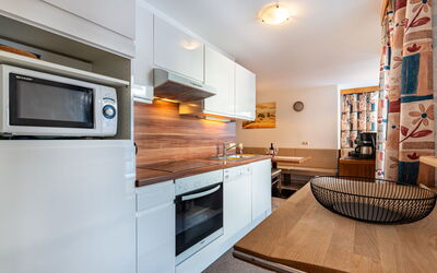 Accommodation:&nbsp;Sailer 794.3