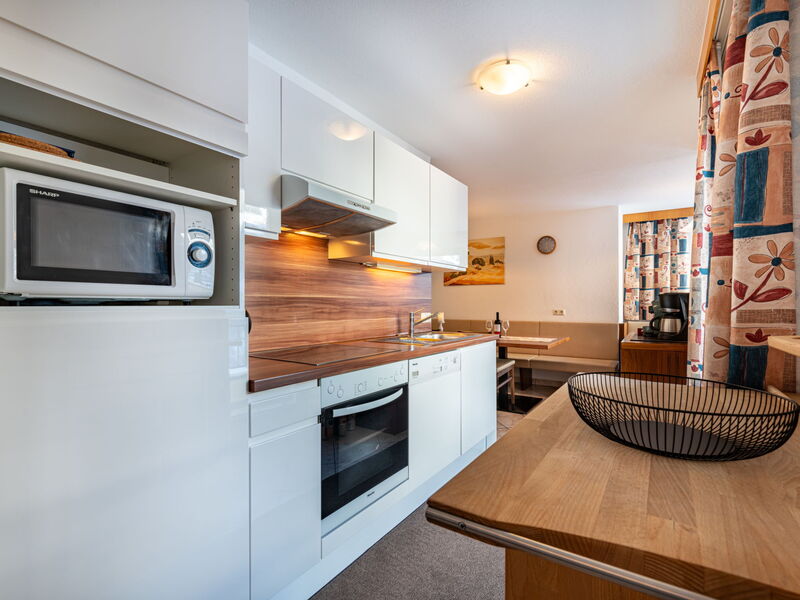 Accommodation:&nbsp;Sailer 794.3