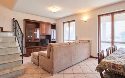 Le Villette 660.1: Property, Furniture, Window, Wood, Picture Frame, Building, Interior Design, Flooring, Houseplant, Living Room