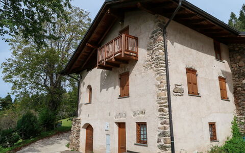 Lago di Caldonazzo 702: Sky, Plant, Property, Window, Tree, Building, Land Lot, Wood, House, Cottage