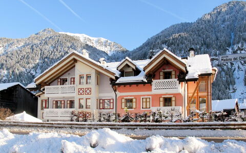 Giovanni (Cpo359): Sky, Snow, Building, Mountain, Property, Window, House, Azure, Tree, Slope