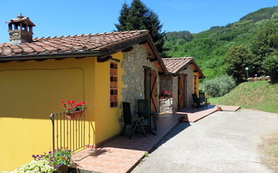 Le Capanne (Blu201) 629.2: Property, House, Building, Cottage, Yellow, Home, Real Estate, Rural Area, Vacation, Village