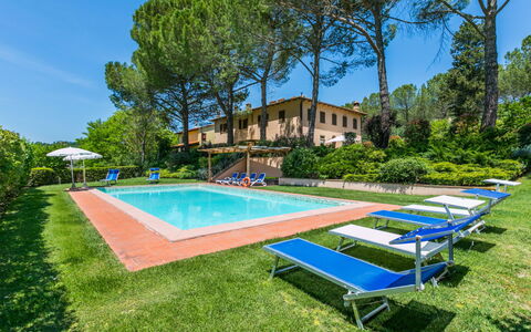 Castelfiorentino 649: Plant, Building, Sky, Property, Tree, Swimming Pool, Azure, House, Shade, Water
