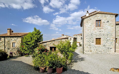 Pomarance 650: Flowerpot, Window, Property, House, Shrub, Wall, Residential Area, Real Estate, Roof, Home