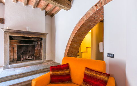 Pomarance 650: Property, Furniture, Couch, Wood, Orange, Interior Design, Living Room, Lighting, Comfort, Architecture