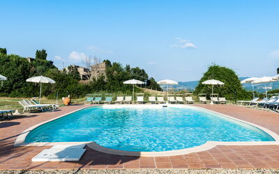 Pomarance 650: Water, Sky, Water Resources, Plant, Property, Swimming Pool, Cloud, Tree, Azure