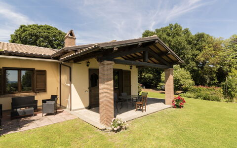 Lago di Bolsena 618: House, Roof, Home, Cottage, Residential Area, Estate, Farmhouse, Porch, Garden