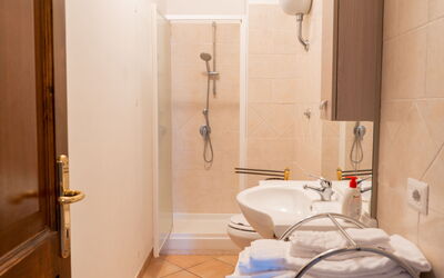 Accommodation:&nbsp;Rosalba Bacara 618.4