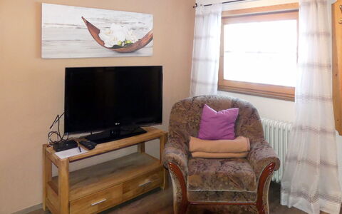Kammerlander: Room, Furniture, Property, Living Room, Interior Design, Table, Couch, House, Home, Floor