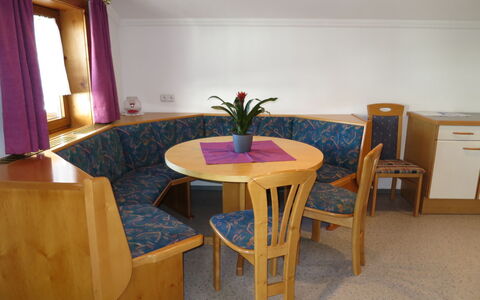 Liftblick: Table, Flower, Plant, Property, Furniture, Flowerpot, Houseplant, Chair, Wood, Architecture