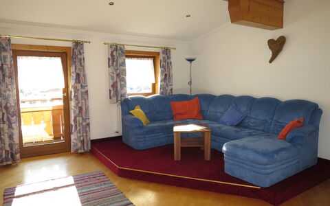 Liftblick: Furniture, Property, Comfort, Window, Wood, Interior Design, Couch, Curtain, Studio Couch, Shade