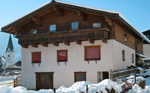 Liftblick: Sky, Snow, Building, Window, House, Slope, Wood, Cottage, Siding, Rural Area