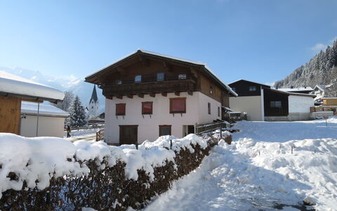Liftblick: Sky, Snow, Building, Property, Window, House, Slope, Cloud, Tree, Mountain