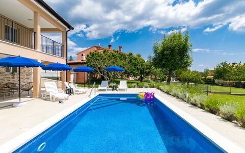 Marina: Water, Cloud, Sky, Plant, Swimming Pool, Blue, Tree, Building, Shade, Leisure