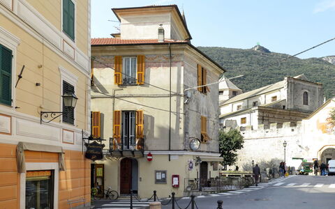 Porta Reale (Flg211): Building, Window, Property, Sky, Plant, House, Urban Design, Road Surface, Street Light, Neighbourhood