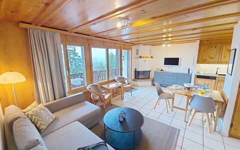 Bergsicht: Furniture, Wood, Interior Design, Flooring, Floor, Chair, Room, Ceiling, Living Room, Apartment