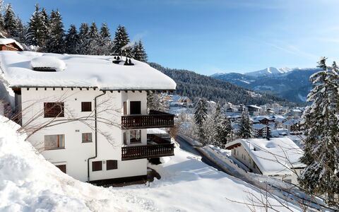 Bergsicht: Snow, Winter, Mountain, Mountainous Landforms, Property, Sky, Mountain Range, Alps, House, Freezing