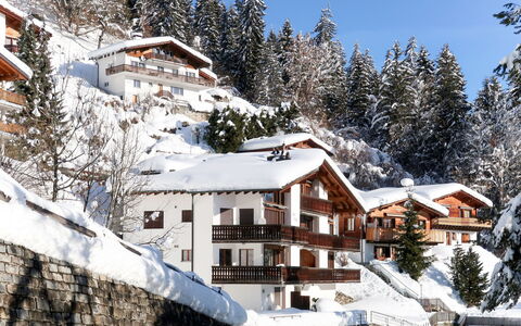Bergsicht: Snow, Winter, Mountain Village, Property, Roof, Tree, Hill Station, Home, Mountain Range, Mountain