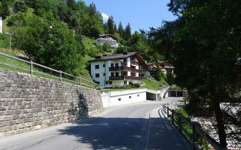 Bergsicht: Property, Town, Architecture, Tree, Wall, Building, House, Road, Mountain, Real Estate