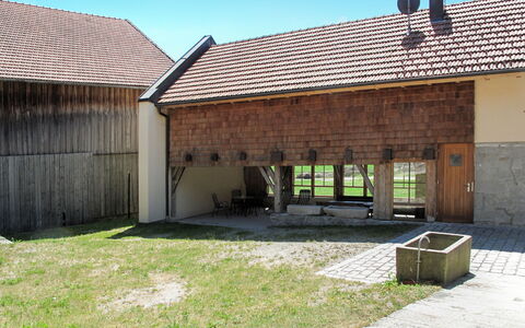 Mader: Property, House, Building, Home, Architecture, Real Estate, Roof, Cottage, Barn, Yard