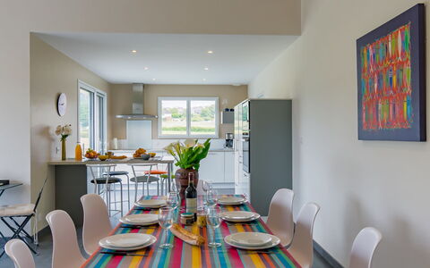 Terre et Mer: Table, Furniture, Chair, Plant, Interior Design, Building, Floor, Tablecloth, Flooring