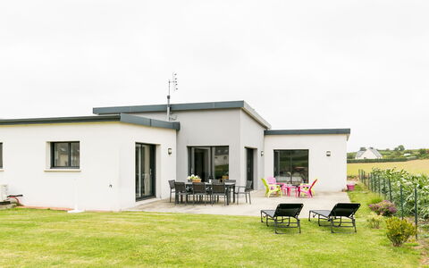 Terre et Mer: Sky, Property, Building, Plant, Window, Land Lot, Grass, Cottage, Landscape, Door
